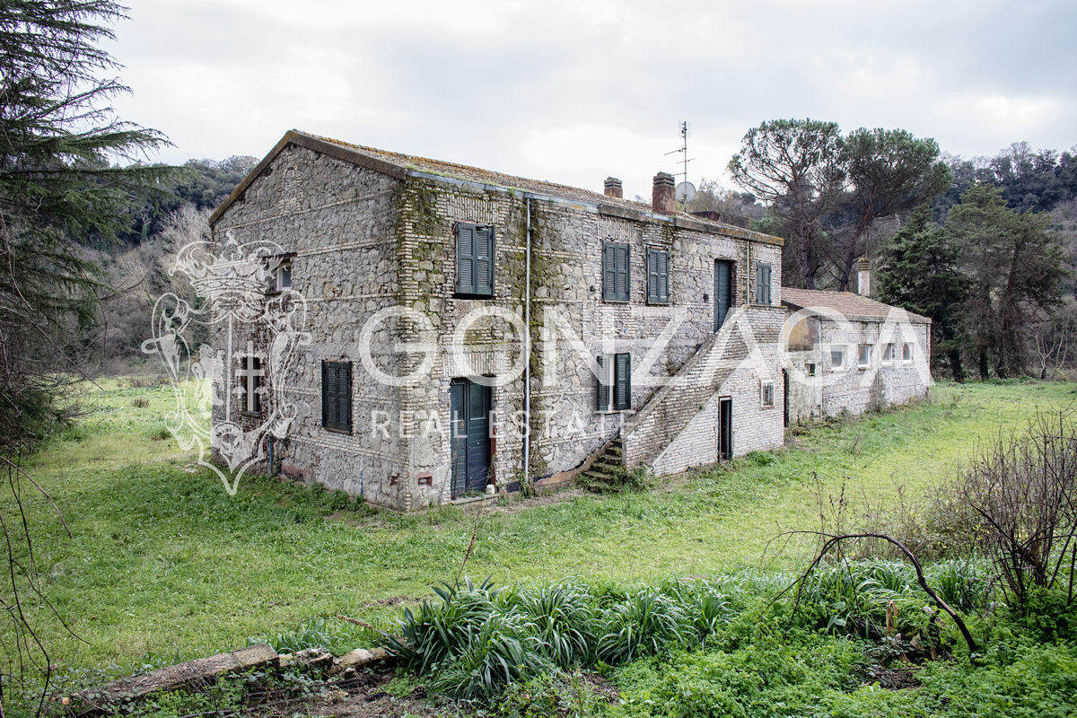 Country estate with 17 hectares near Rome