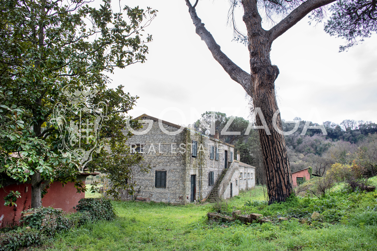 Country estate with 17 hectares near Rome