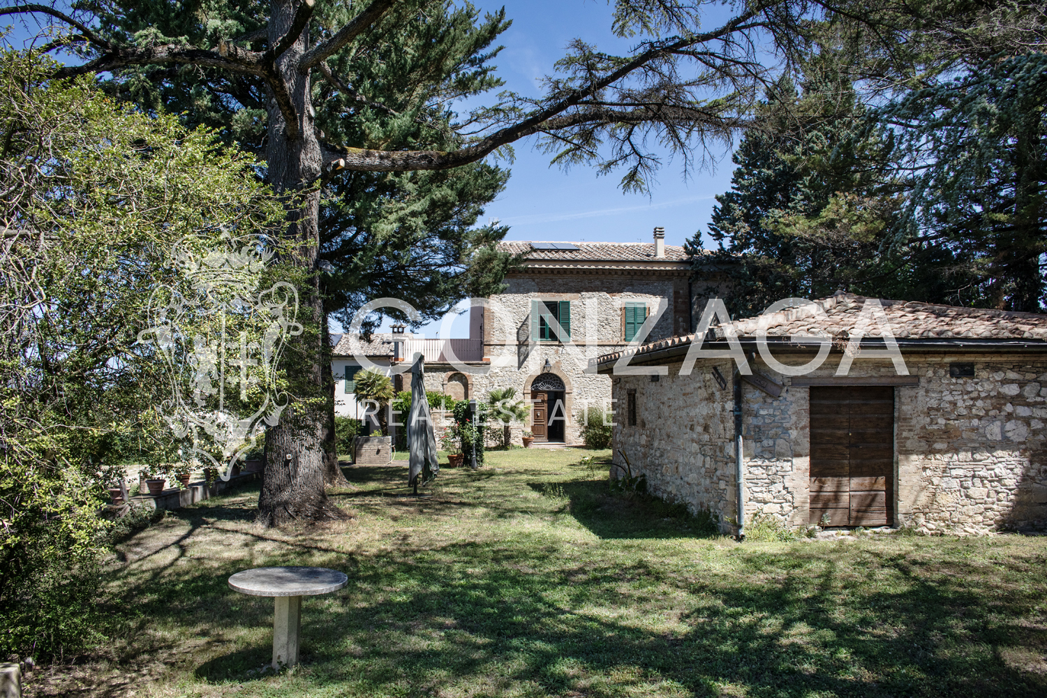 Restored and panoramic stone country house with two hectares of land near Amelia (TR)