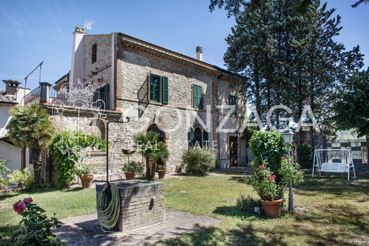 Restored and panoramic stone country house with two hectares of land near Amelia (TR)