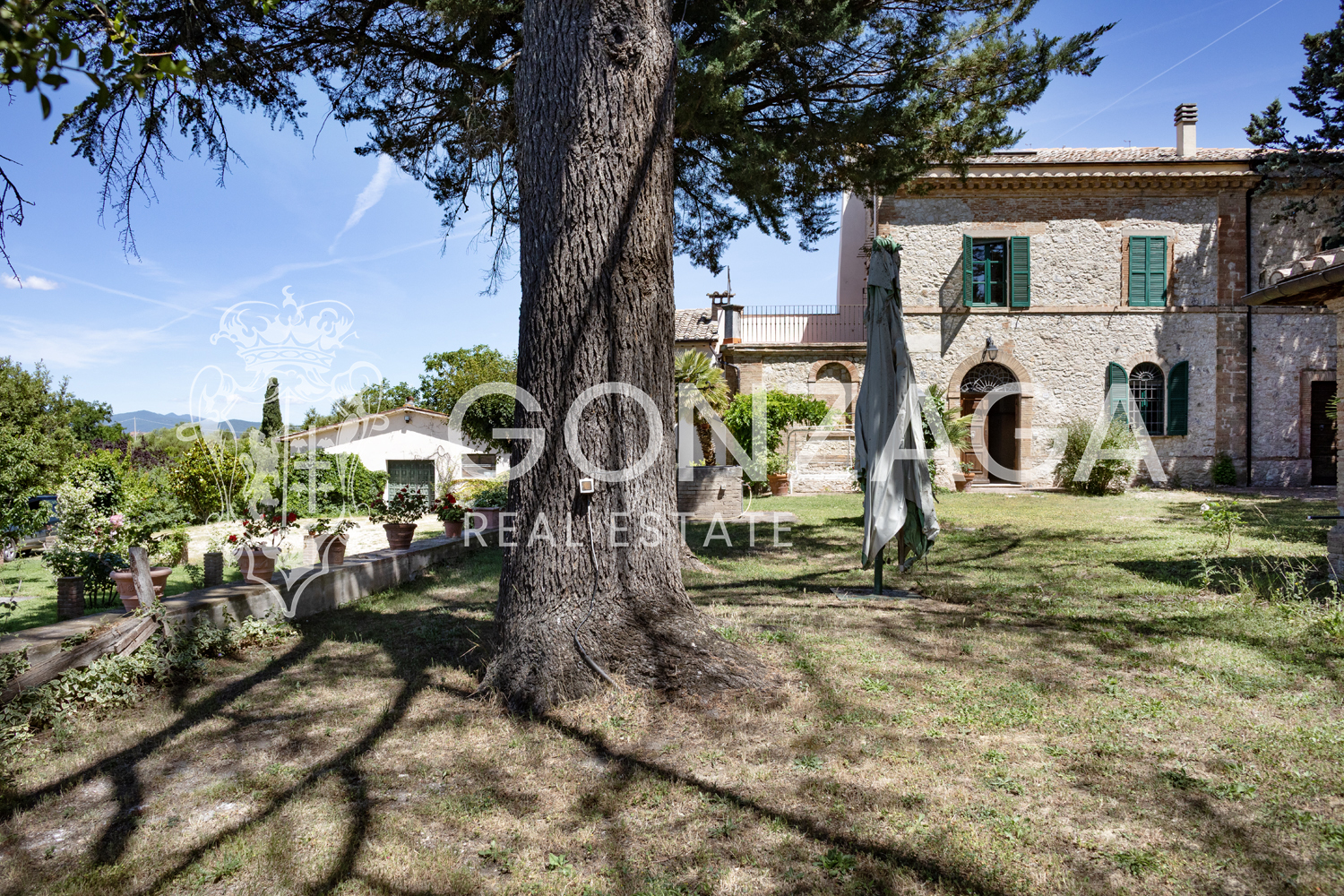 Restored and panoramic stone country house with two hectares of land near Amelia (TR)