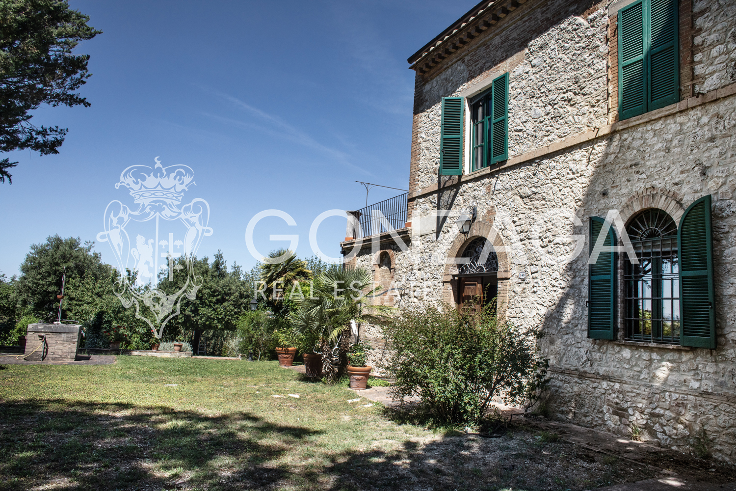 Restored and panoramic stone country house with two hectares of land near Amelia (TR)