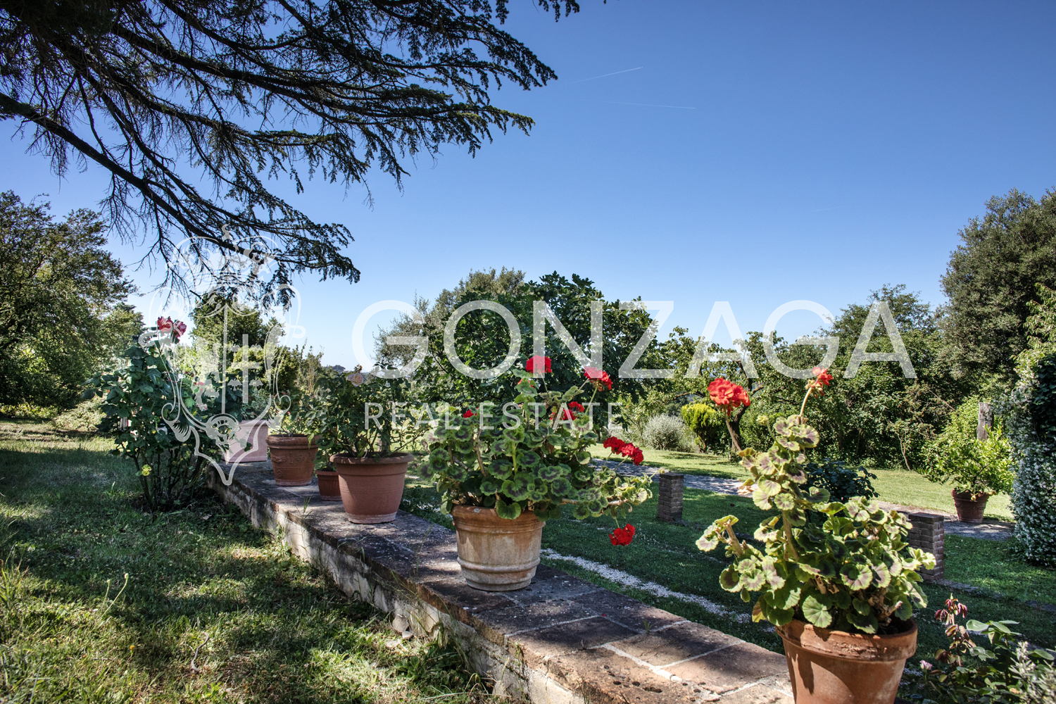 Restored and panoramic stone country house with two hectares of land near Amelia (TR)