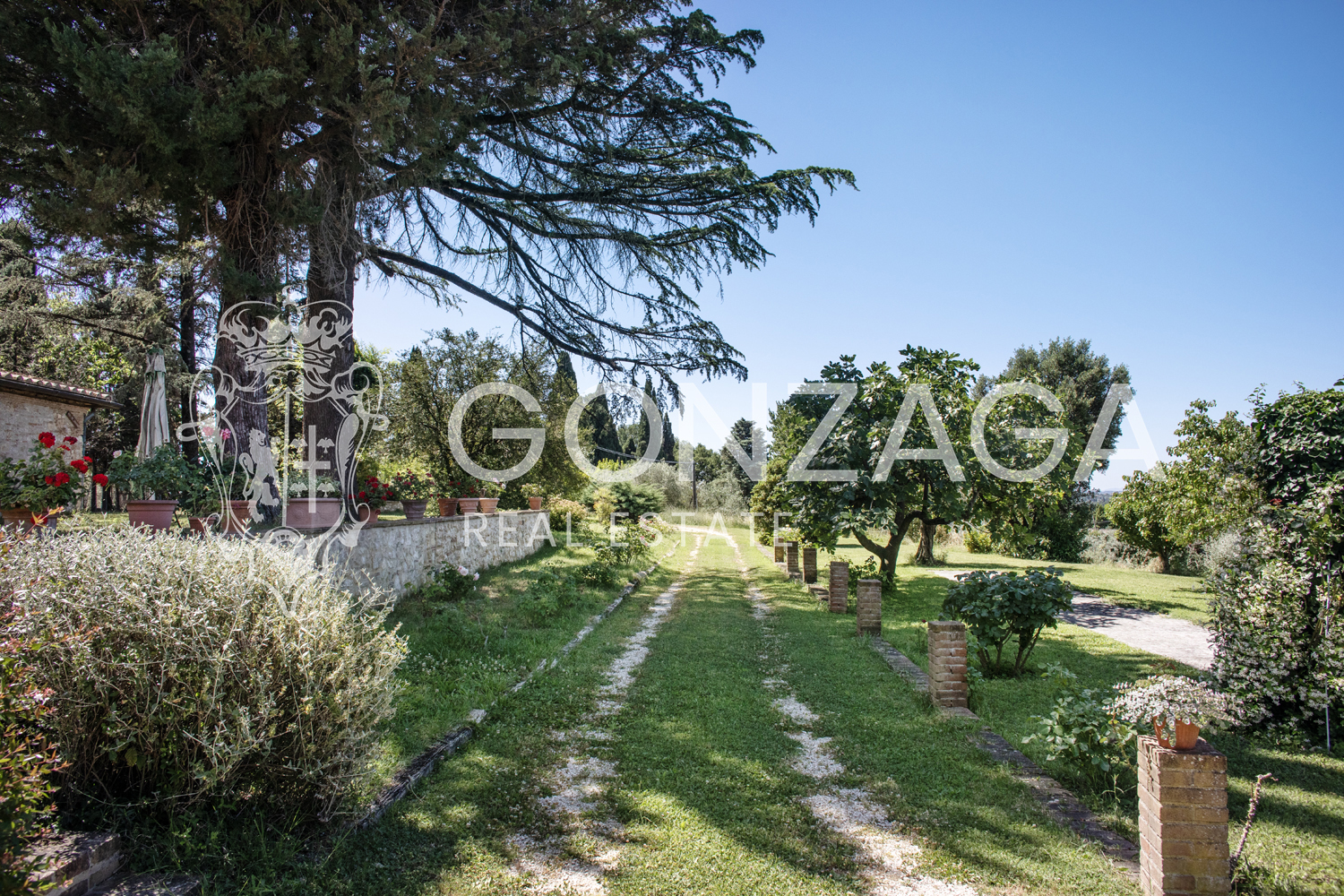 Restored and panoramic stone country house with two hectares of land near Amelia (TR)