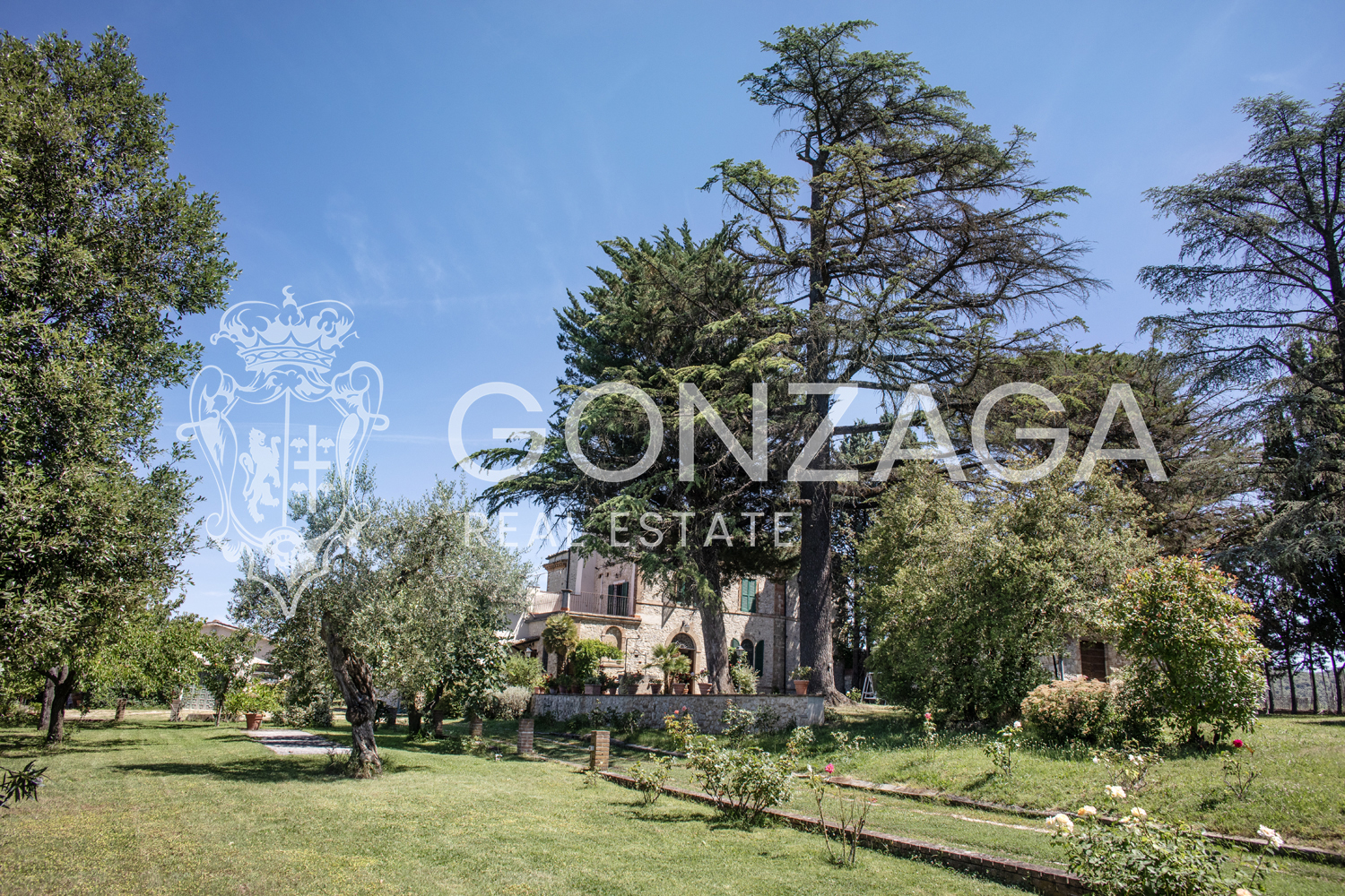 Restored and panoramic stone country house with two hectares of land near Amelia (TR)
