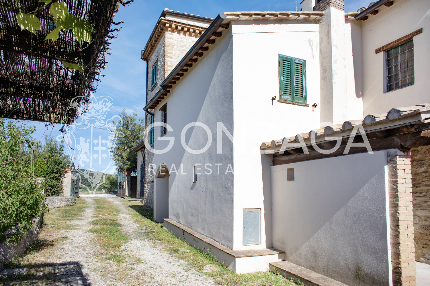 Restored and panoramic stone country house with two hectares of land near Amelia (TR)