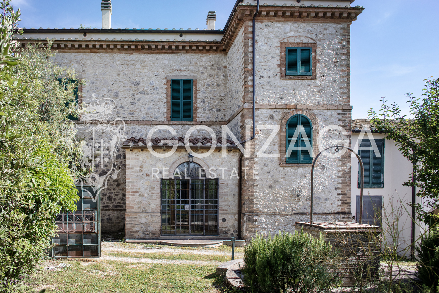 Restored and panoramic stone country house with two hectares of land near Amelia (TR)