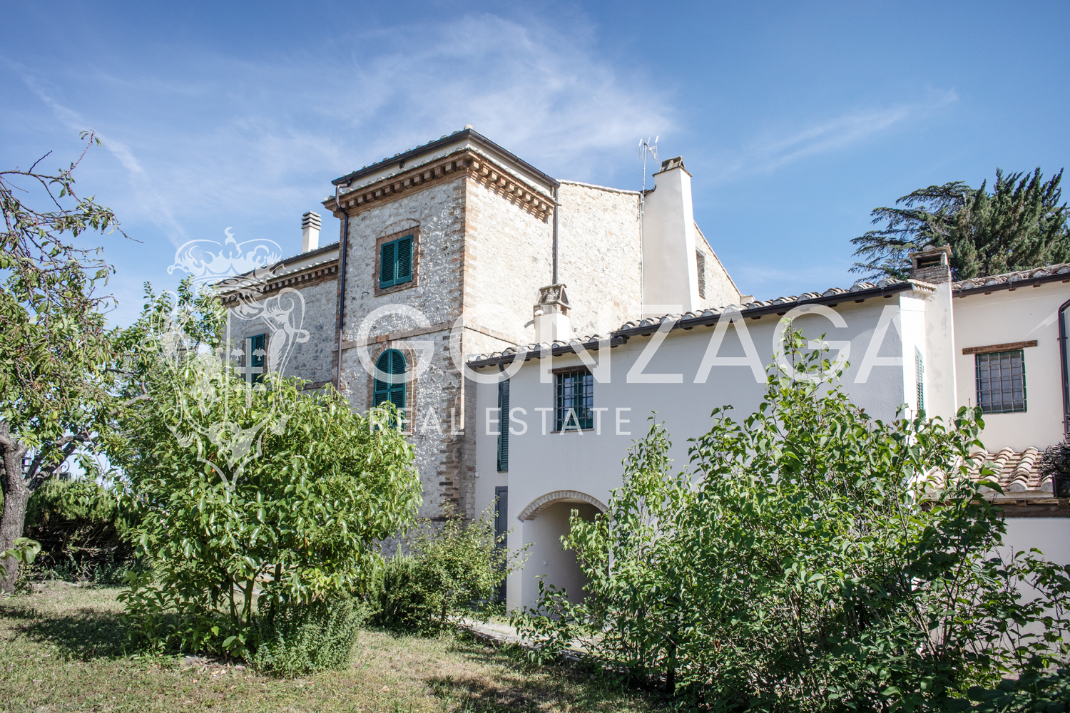 Restored and panoramic stone country house with two hectares of land near Amelia (TR)