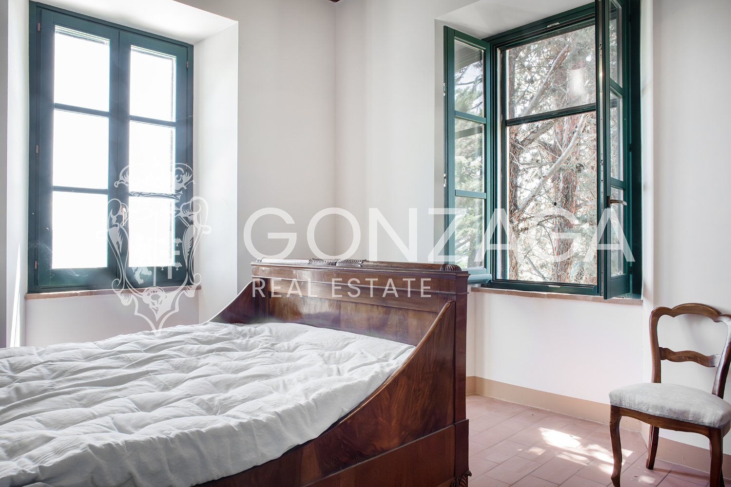 Restored and panoramic stone country house with two hectares of land near Amelia (TR)