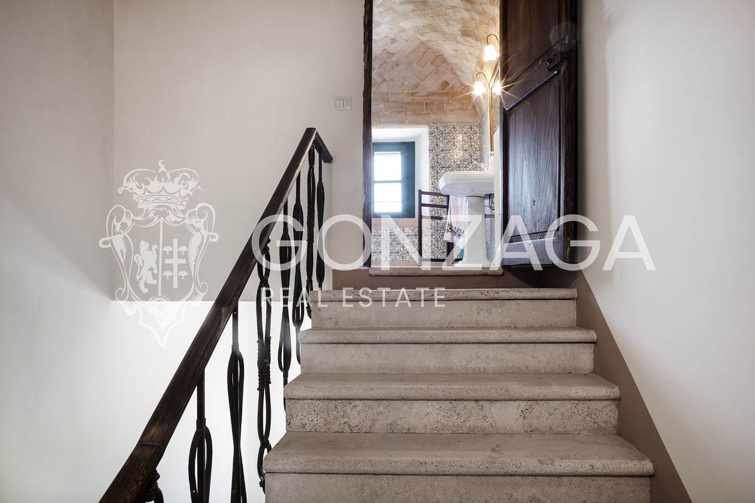 Restored and panoramic stone country house with two hectares of land near Amelia (TR)