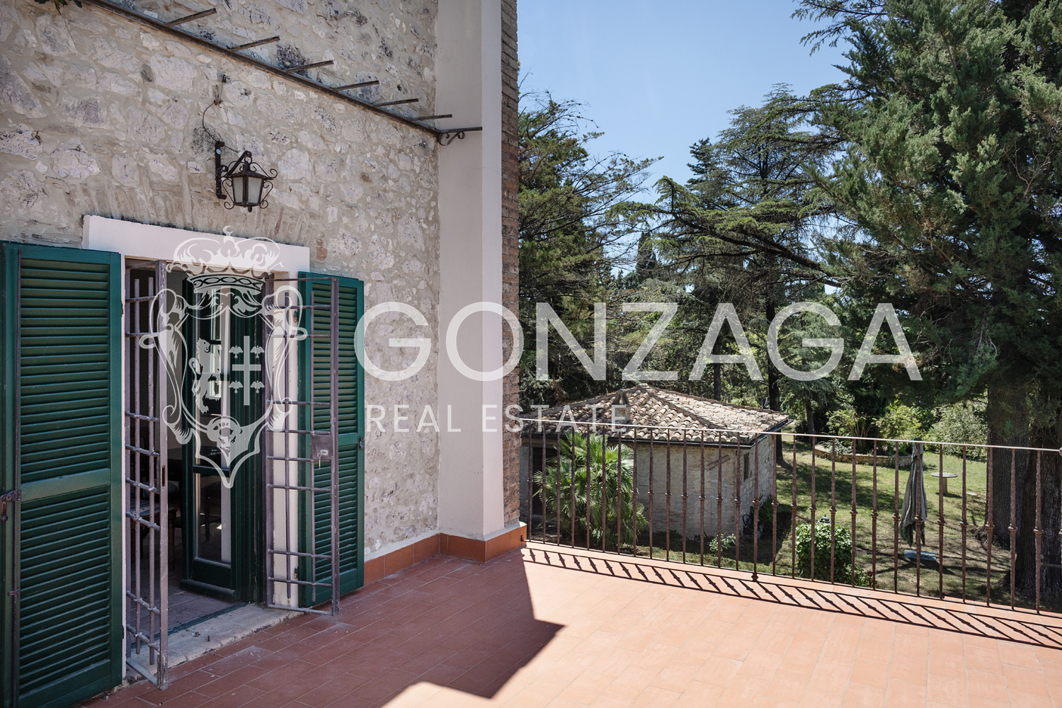 Restored and panoramic stone country house with two hectares of land near Amelia (TR)