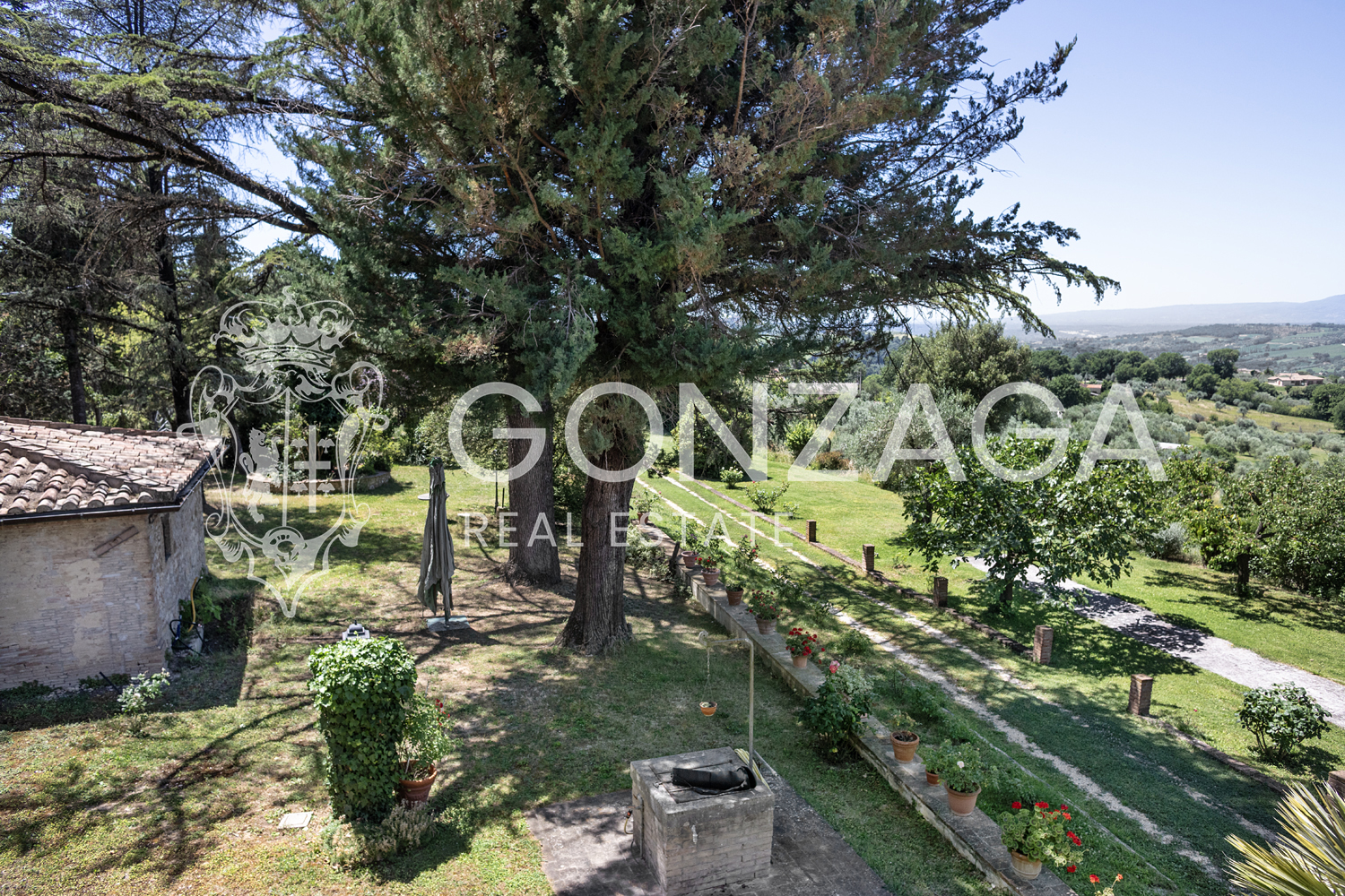 Restored and panoramic stone country house with two hectares of land near Amelia (TR)
