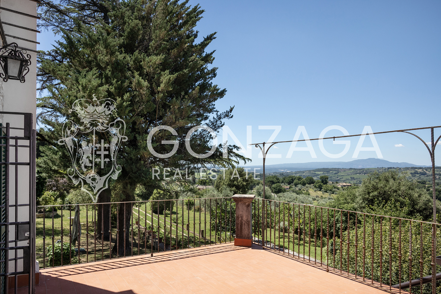 Restored and panoramic stone country house with two hectares of land near Amelia (TR)